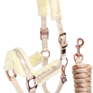 De Britt Equestrian AW25 Fur halsterset in beige biedt comfort en stijl. Zacht gevoerd, verstelbaar en perfect voor dagelijks gebruik bij je paard.