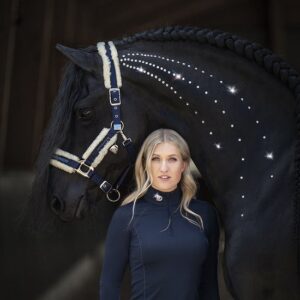 De Britt Equestrian AW25 Fur halsterset in donkerblauw is zacht gevoerd, verstelbaar en biedt stijl en comfort voor je paard, ideaal voor dagelijks gebruik.