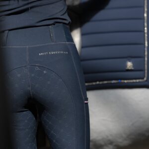 De Britt Equestrian AW25 full grip paardrijlegging in donkerblauw biedt ultiem comfort en stabiliteit. Ademend, elastisch en ideaal voor elke ruiter.